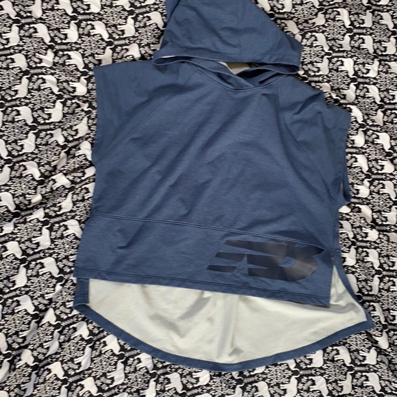 New Balnce cropped hoodie - Picture 2 of 5